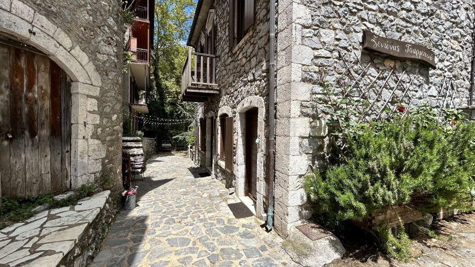 001_SGMT_Beautiful_guesthouse_in_Stemnitsa_at_the_start_of_the_Menalon_Trail_-Adrian_Huntx.jpg